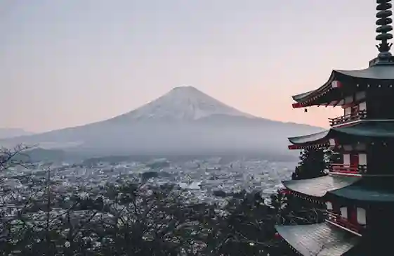 Templo asiático junto al agua al amanecer