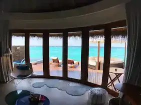 Familia disfrutando en la cubierta de un crucero moderno