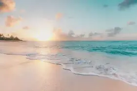 Pareja contemplando el atardecer sobre aguas cristalinas