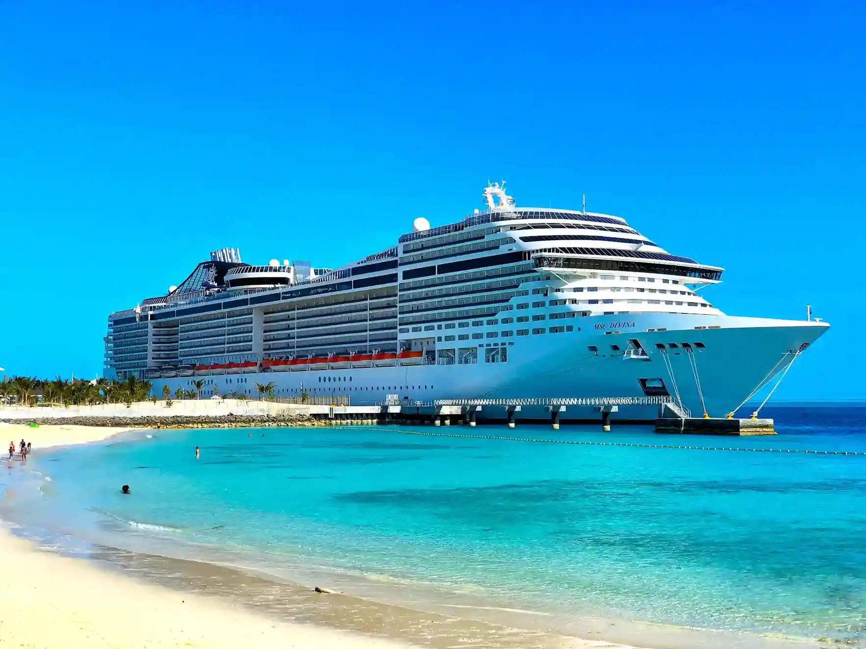 Crucero navegando en alta mar al atardecer