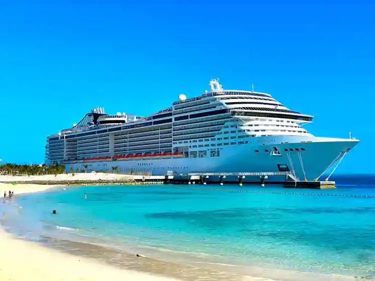 Gran crucero navegando por aguas tropicales